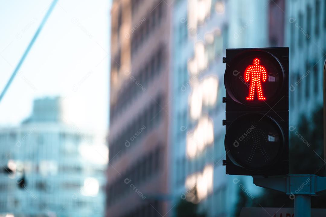 Semáforos para pedestres. Luz vermelha.