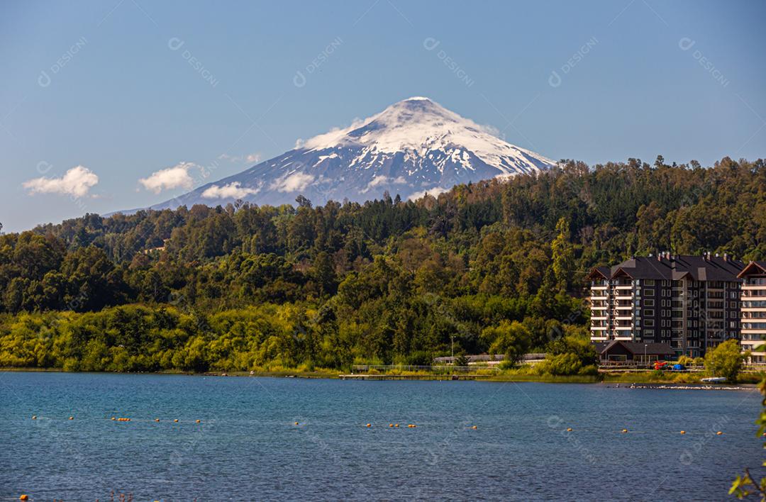 Vista para o Vulcão Villarrica, Pucón, Chile.