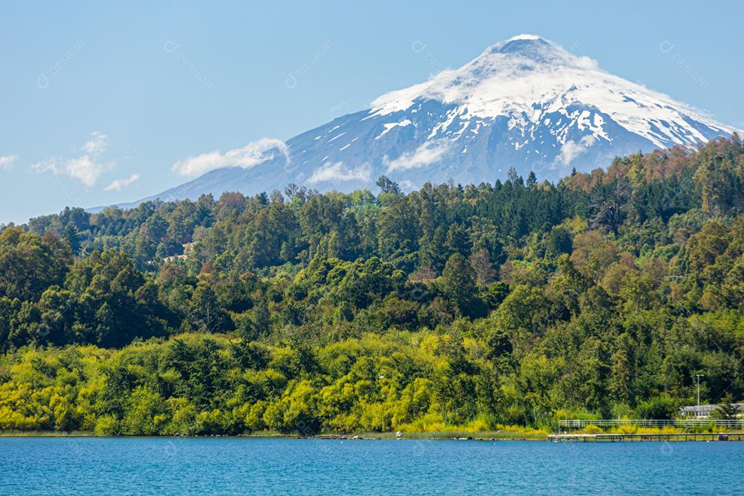 Vista para o Vulcão Villarrica, Pucón, Chile.