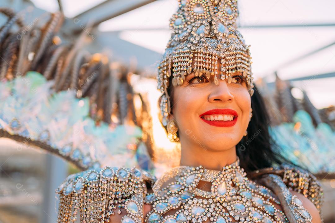 Linda mulher brasileira vestindo fantasia de carnaval colorida e sorrindo durante o desfile de rua de carnaval na cidade.