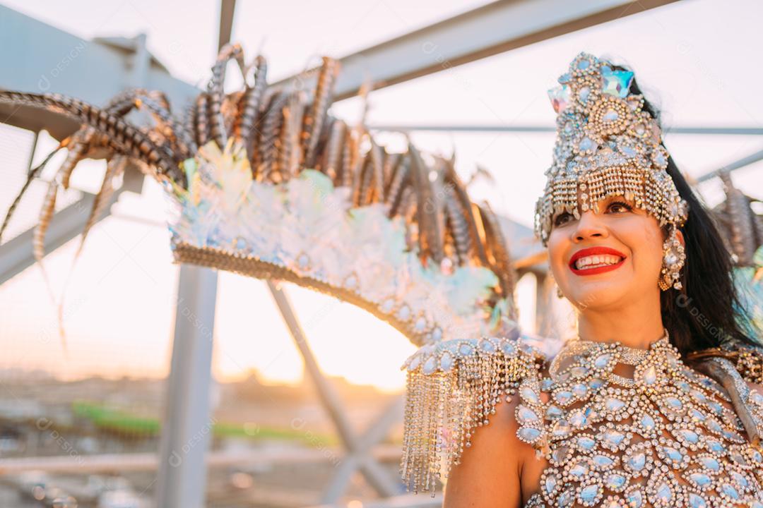 Linda mulher brasileira vestindo fantasia de carnaval colorida e sorrindo durante o desfile de rua de carnaval na cidade.