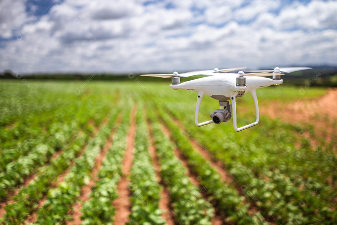 Close-up retrato de drone em campo, conceito de agricultura inteligente