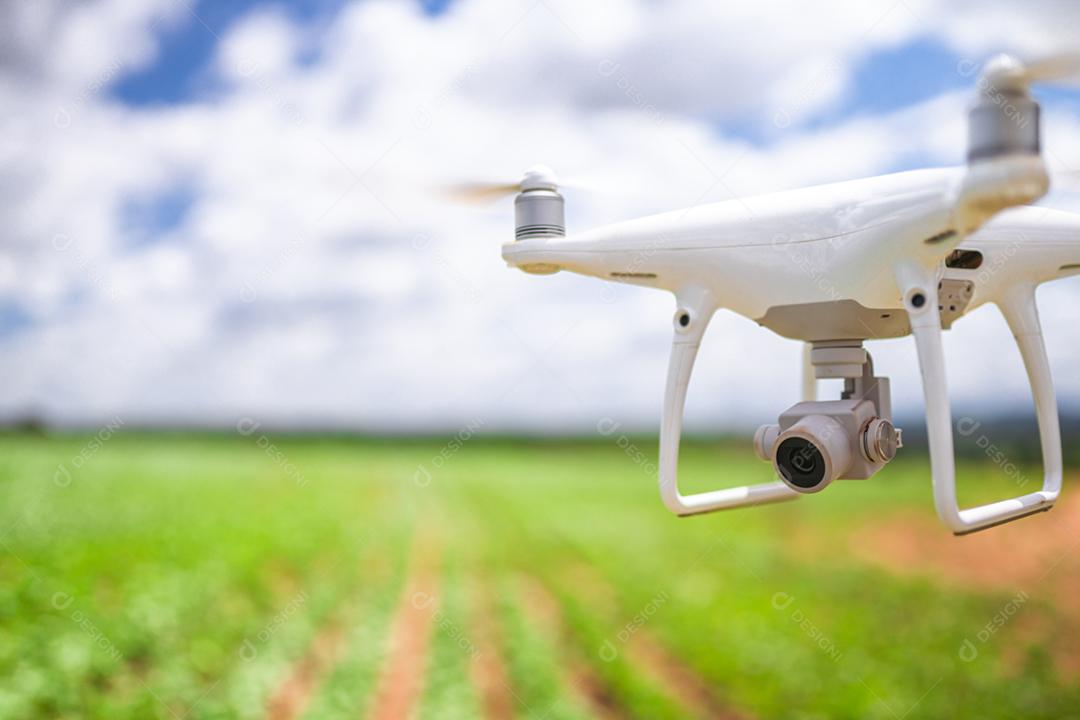 Close-up retrato de drone em campo, conceito de agricultura inteligente
