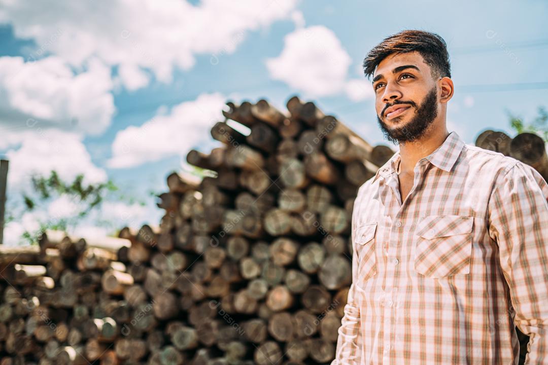 Empresário rural latino verificando o trabalho em tablet digital.