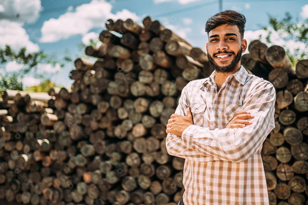 Empresário rural latino verificando o trabalho em tablet digital.