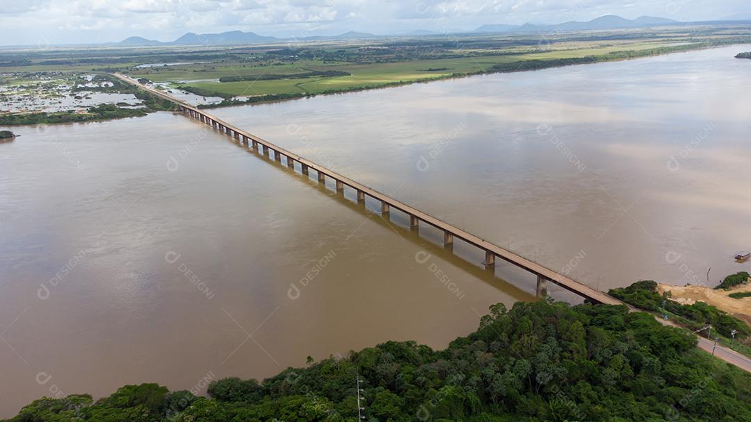 Imagem aérea com drone do rio Rio Branco e a ponte