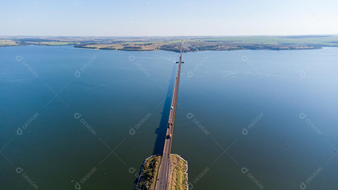 Captura aérea do Rio Tietê. Porto aquaviário intermodal.