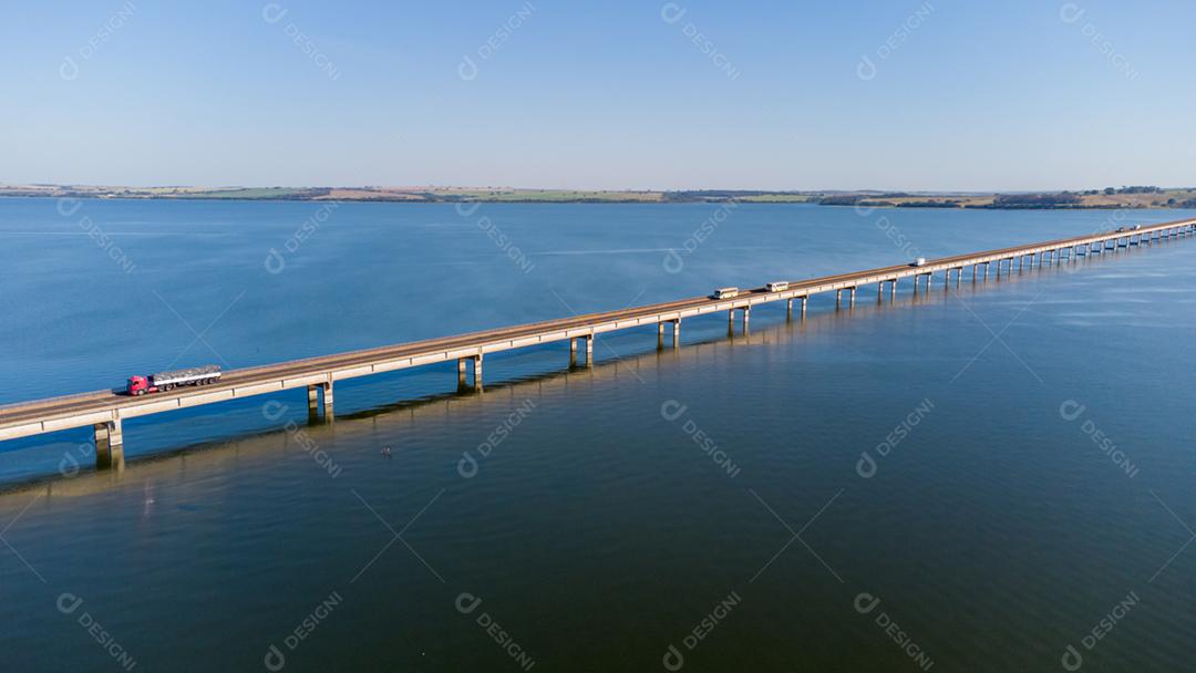 Captura aérea do Rio Tietê. Porto aquaviário intermodal.