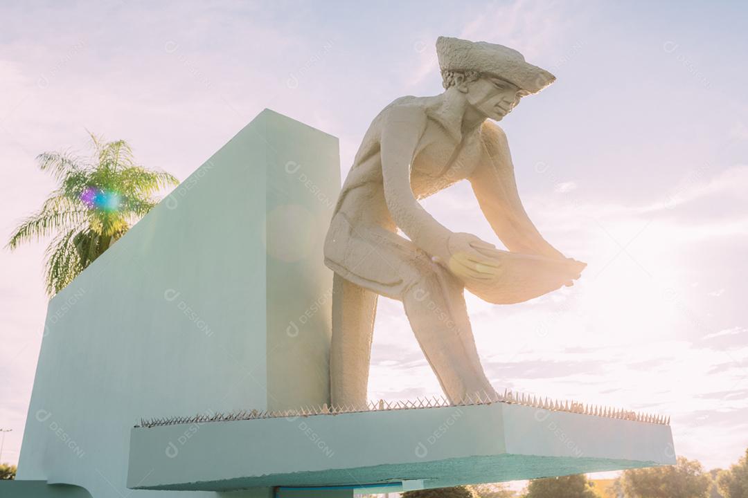 Estátua do Monumento ao Mineiro no Centro Administrativo de Boa Vista, Roraima, Brasil