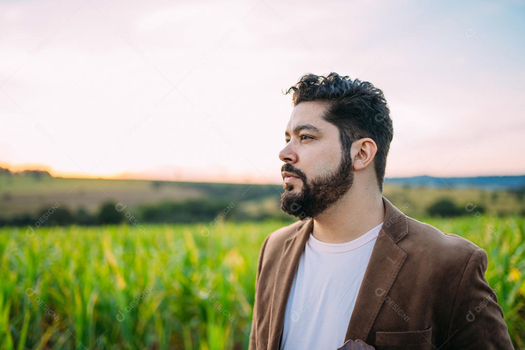 Agricultor na colheita. Plantação de cana-de-açúcar. fazenda brasileira.