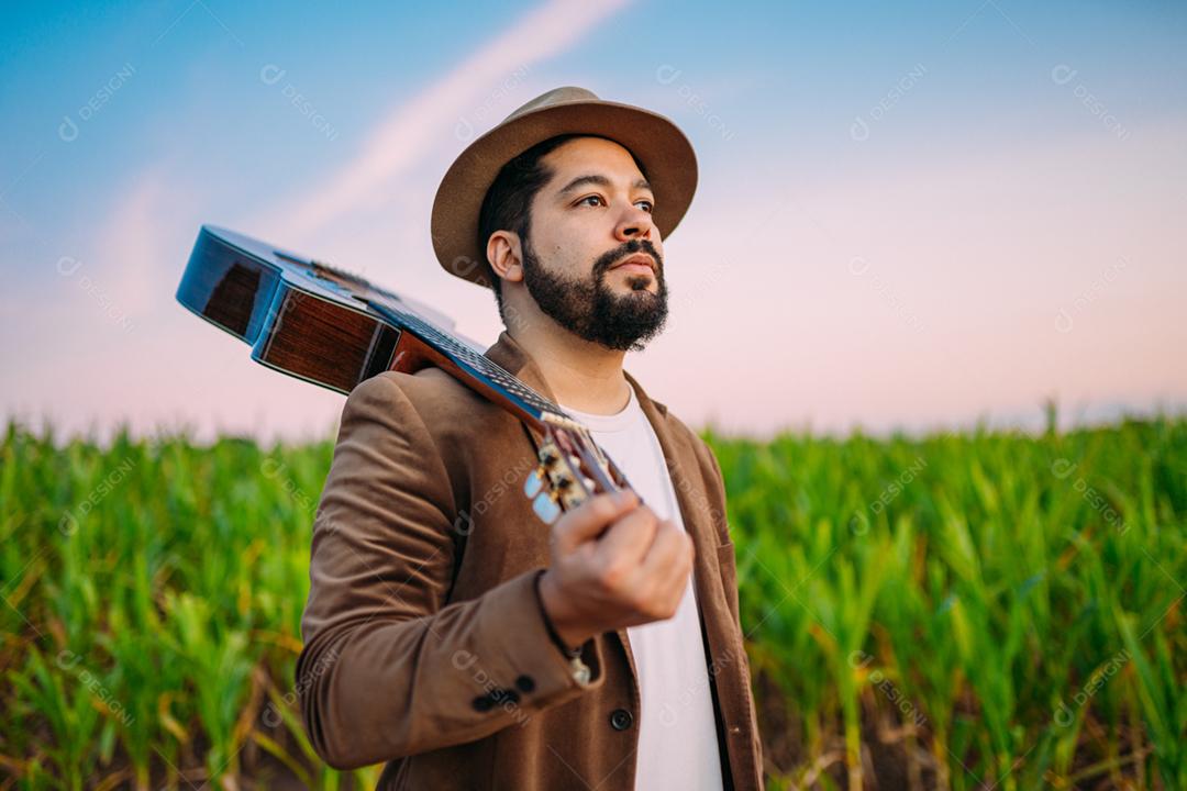 Ao ar livre de um jovem latino-americano e guitarra. músico brasileiro.