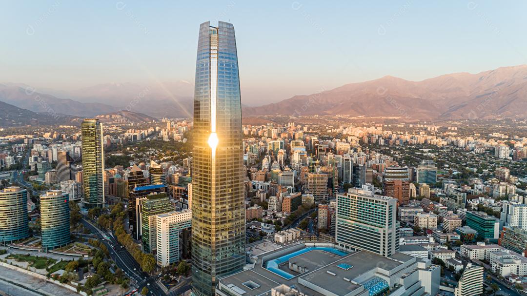 Santiago, Região Metropolitana de Santiago, Chile   Santiago do Chile durante o pôr do sol. Sky Costanera.