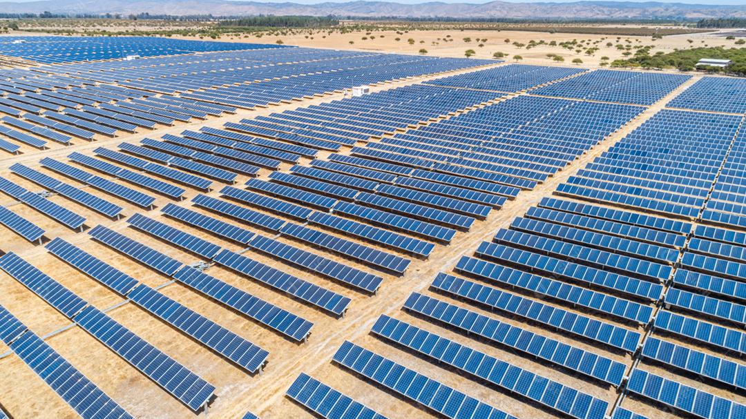 Linhas de painéis solares em Solar Farm na zona rural do Chile. Fazenda de energia solar. Alto ângulo