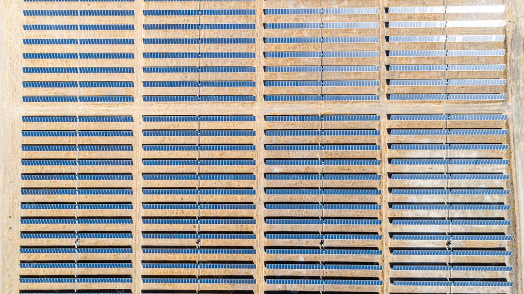 Linhas de painéis solares em Solar Farm na zona rural do Chile. Fazenda de energia solar. Alto ângulo