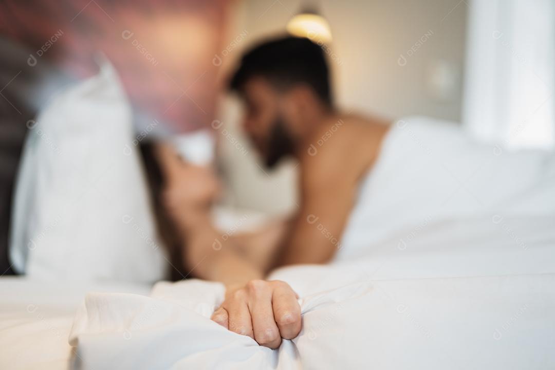 Intimidade de jovem casal latino na cama