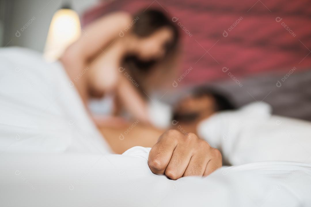 Intimidade de jovem casal latino na cama