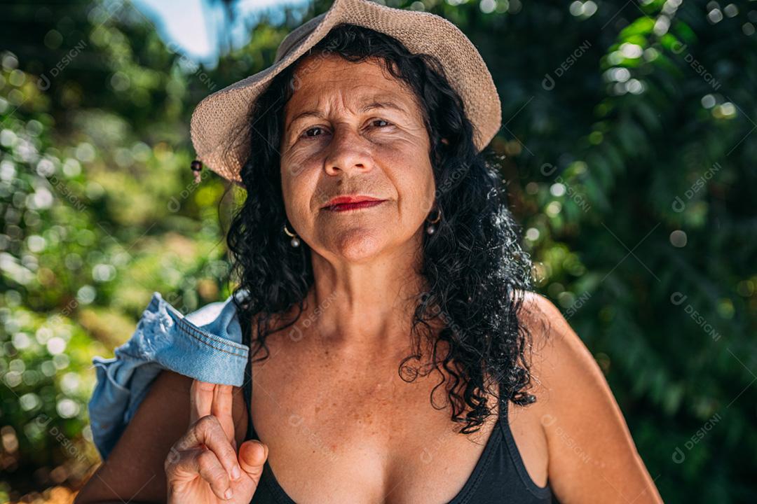 Retrato de uma bela agricultora latina. Mulher brasileira na fazenda em dia de verão. Atividade de jardinagem