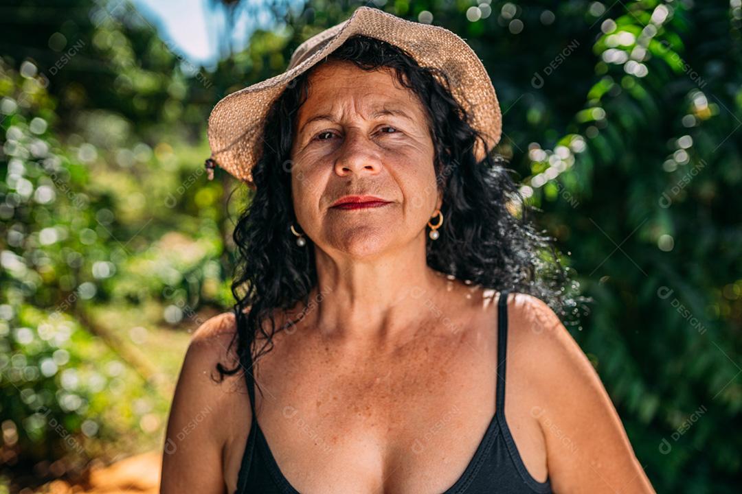 Retrato de uma bela agricultora latina. Mulher brasileira na fazenda em dia de verão. Atividade de jardinagem