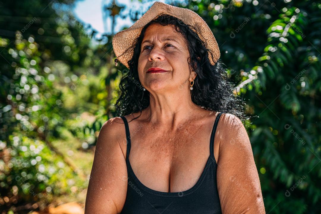 Retrato de uma bela agricultora latina. Mulher brasileira na fazenda em dia de verão. Atividade de jardinagem