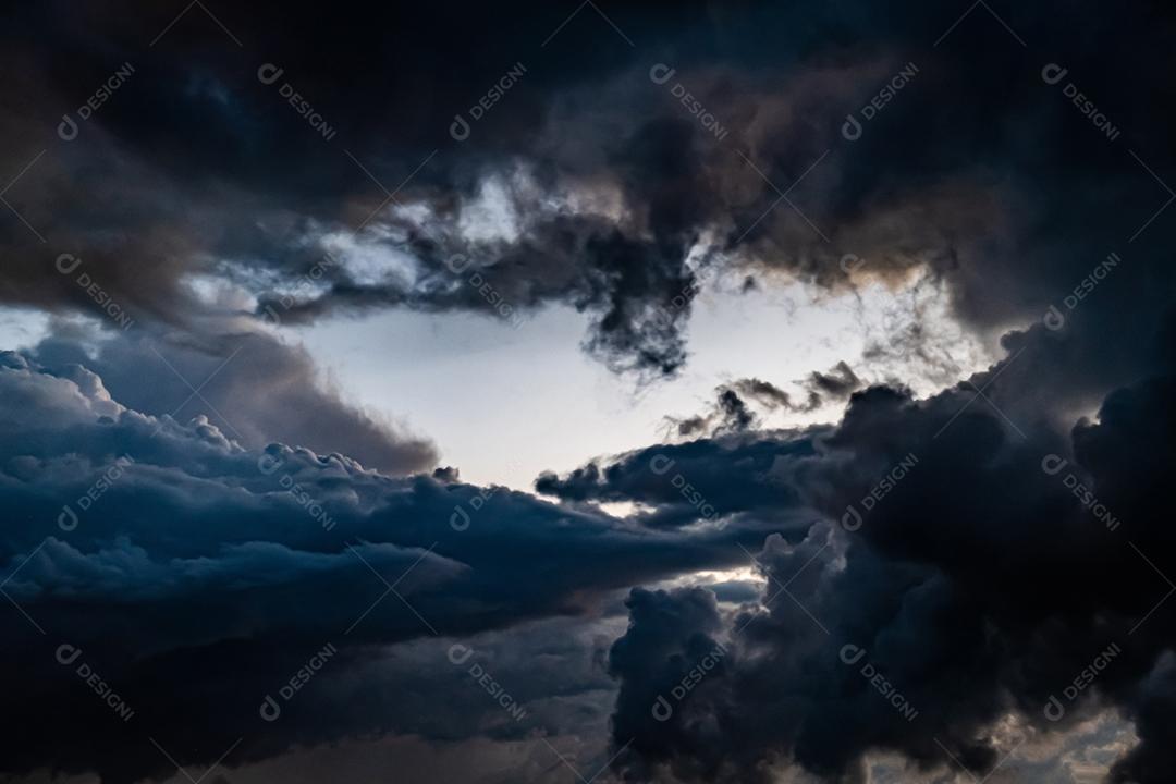 Nuvem de chuva. Mudança de tempo. Diferentes situações climáticas em uma única imagem.