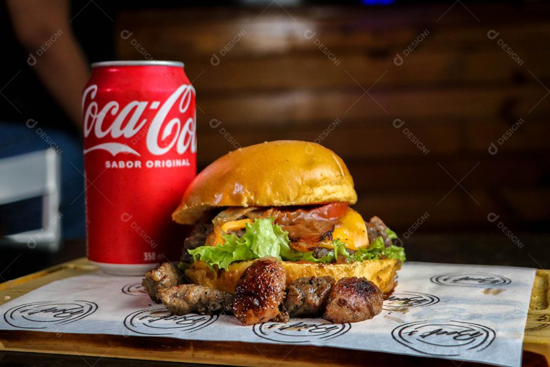 Sanduíche de hambúrguer grande com refrigerante coca-cola