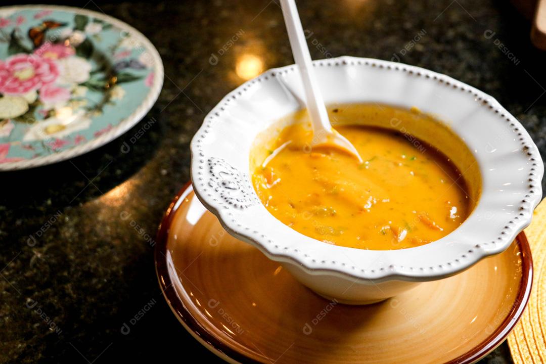 caldo de frango com verduras em uma tigela