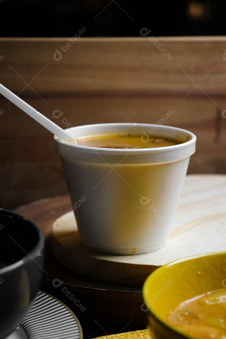 caldo de carne com verduras em copo descartavel