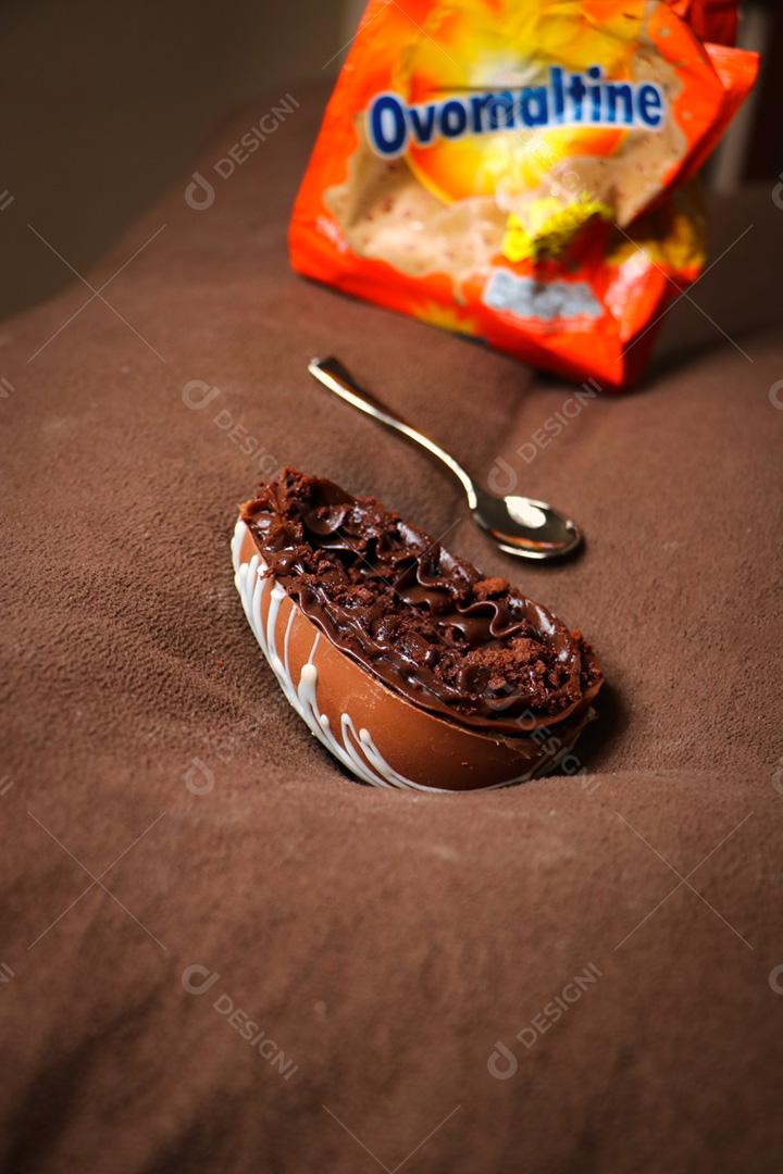 Ovo de páscoa de colher gourmet sabor de ovomaltine e chocolate