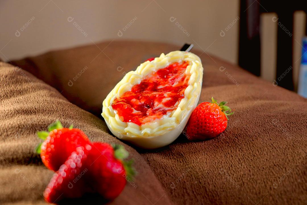 Ovo de páscoa gourmet de chocolate branco com morangos