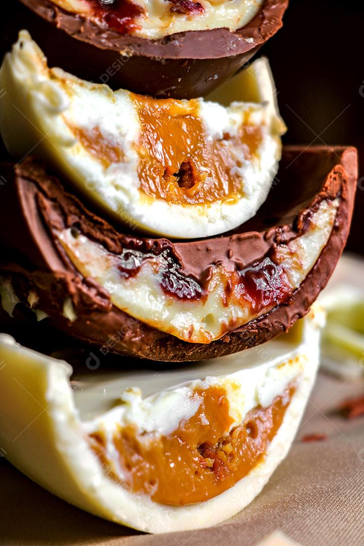 Ovos de páscoa gourmet recheados cortados ao meio