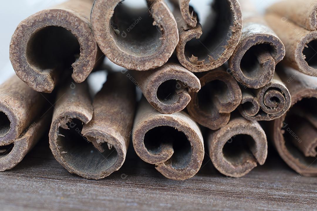 Paus de canela sobre a mesa de madeira