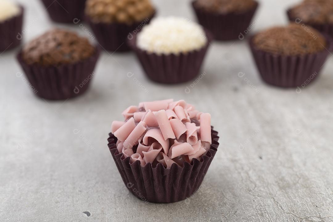 Brigadeiros típicos brasileiros, vários sabores sobre mesa de madeira