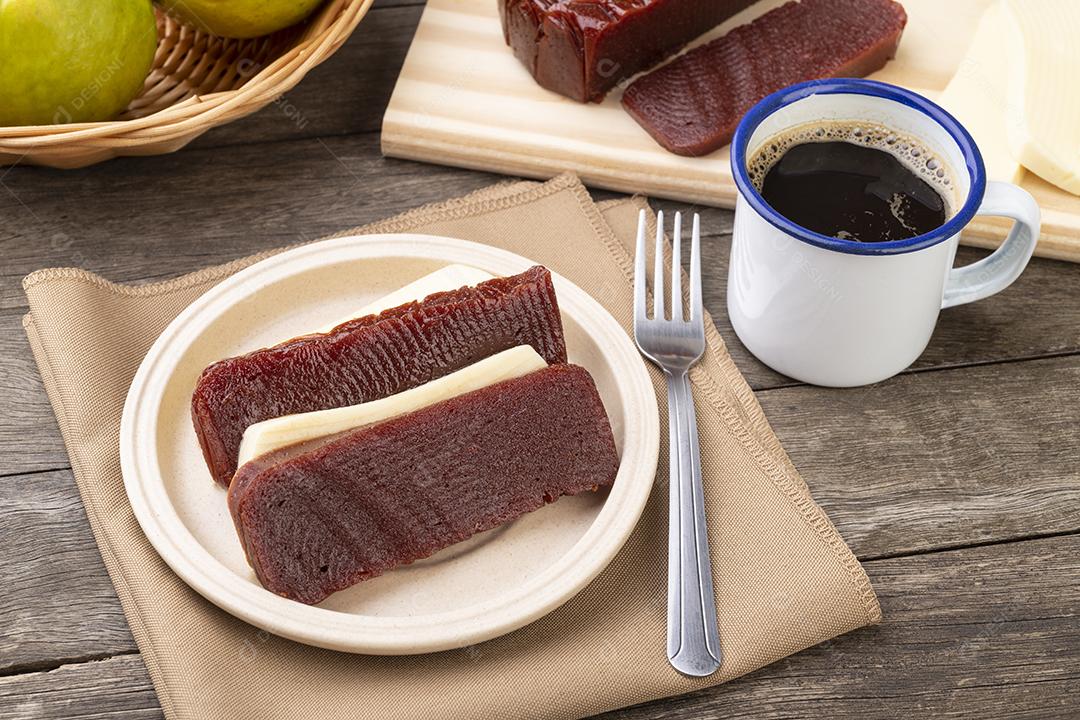 Goiaba doce com queijo de fazenda. Sobremesa típica caseira brasileira