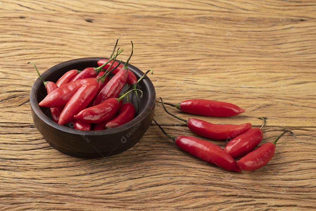 Pimentão vermelho em uma tigela sobre mesa de madeira