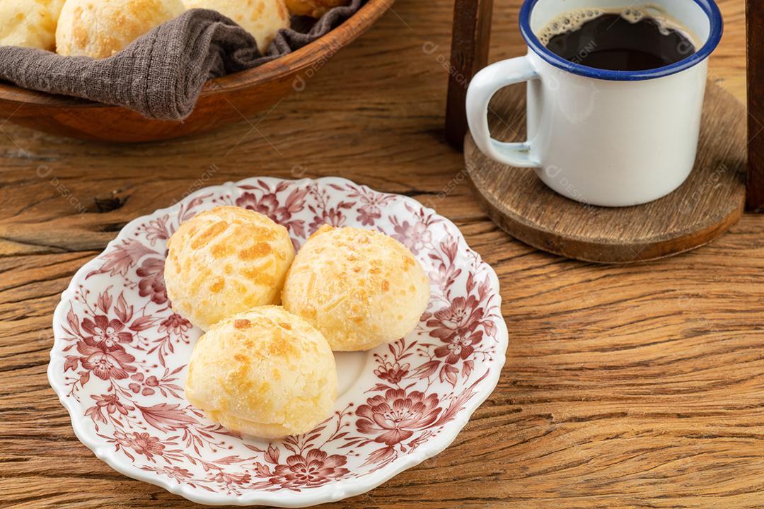 Pão de queijo típico brasileiro em um prato, café e geleia