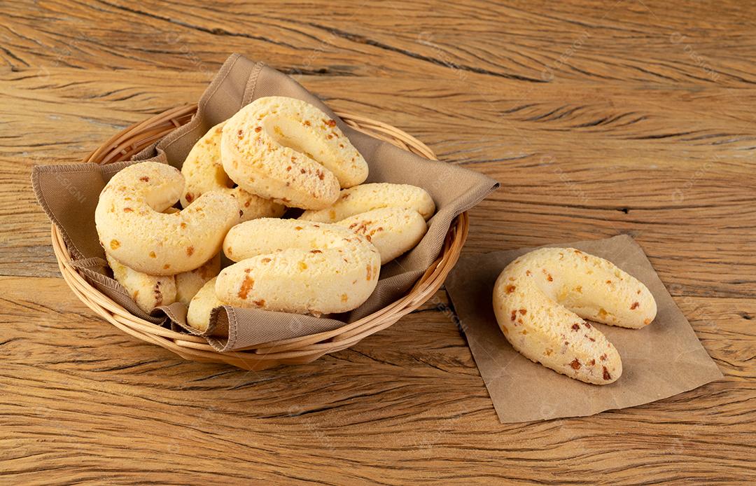Chipas, pão de queijo típico sul-americano sobre mesa de madeira