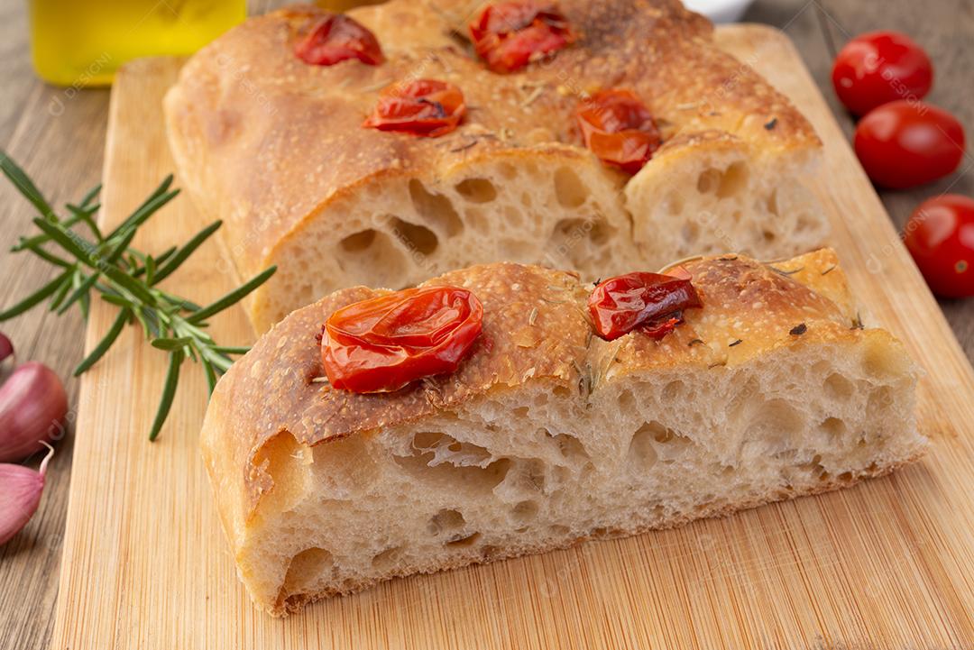 Focaccia caseira com tomate cereja, alho, azeite e rosa