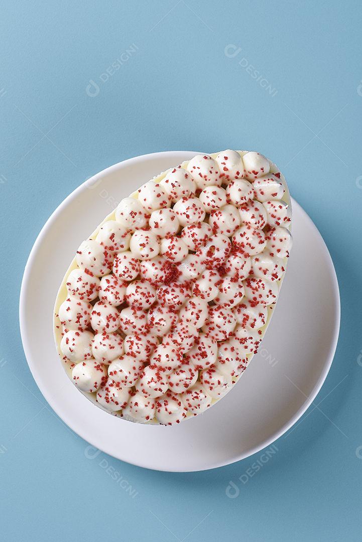 Ovo de Páscoa de chocolate artesanal, estilo brasileiro. Feito com branco