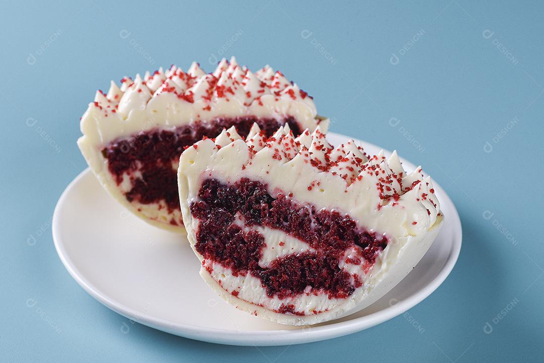 Ovo de Páscoa de chocolate artesanal, estilo brasileiro. Feito com branco