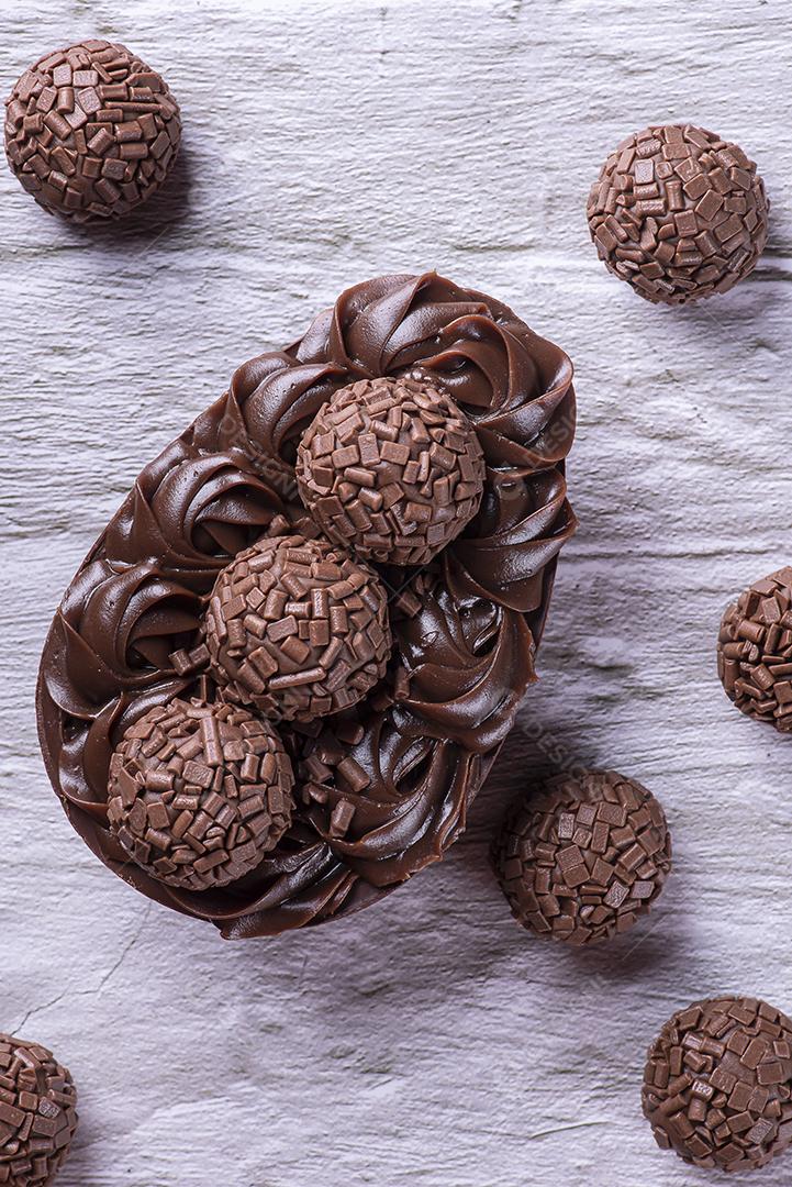 Ovo de Páscoa de chocolate artesanal, estilo brasileiro. Feito com chocolate