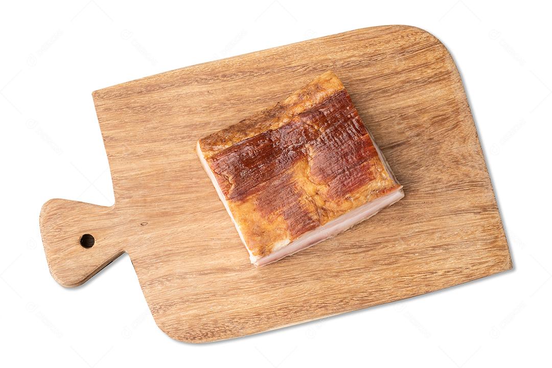 Pedaço de bacon defumado isolado sobre fundo branco