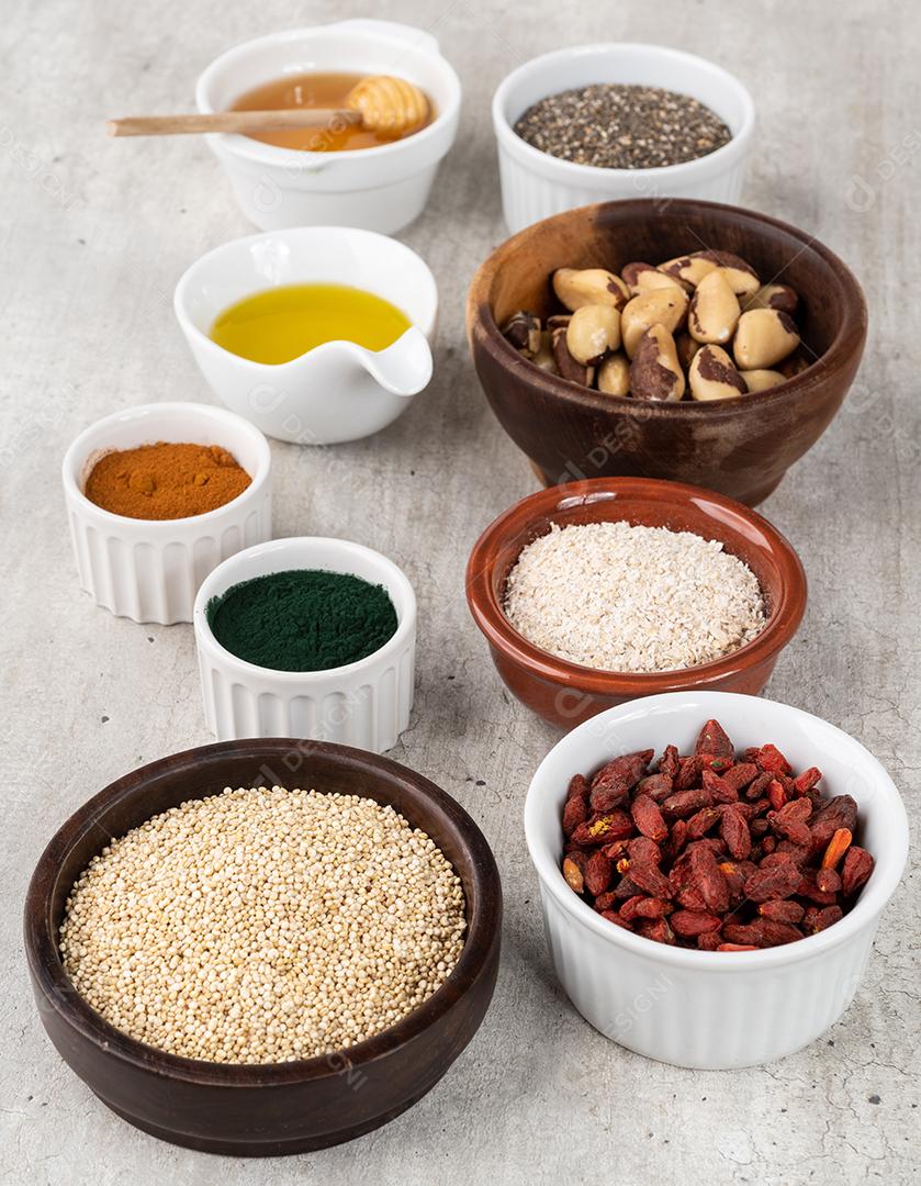 Superalimentos variados sobre fundo de madeira. Chia, quinoa, aveia