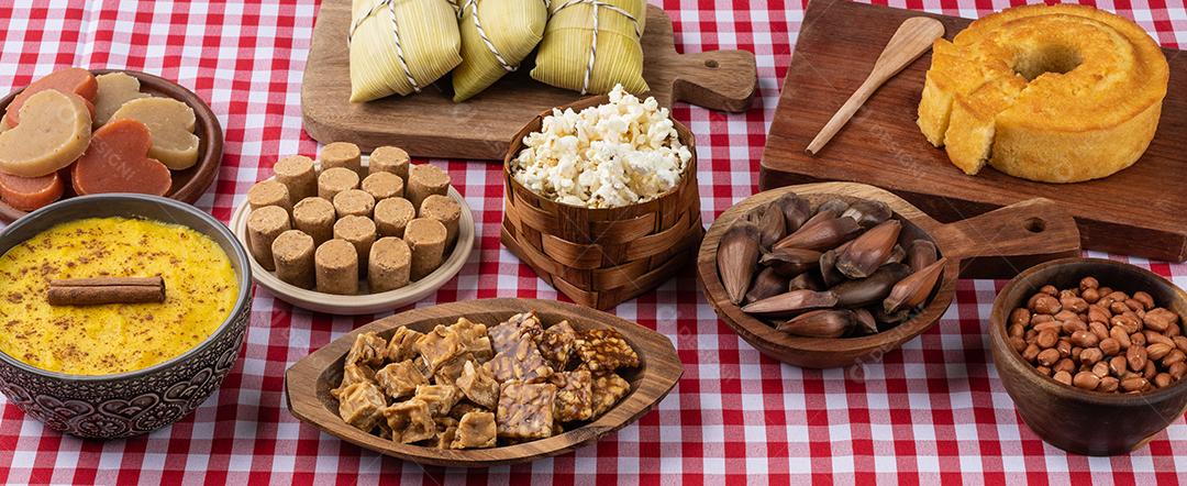 Comida típica brasileira do festival de junho sobre tecido xadrez vermelho. Festival