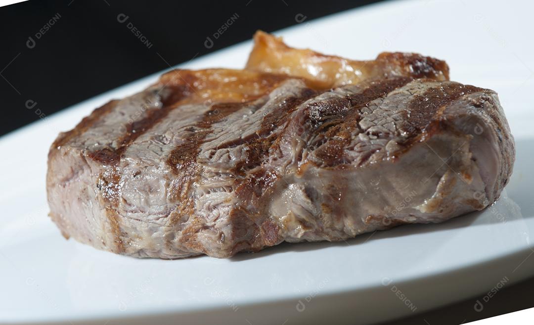 Carne churrasco comida restaurante sobre fundo preto