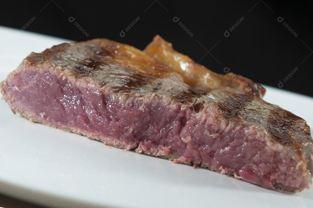 Carne churrasco comida restaurante sobre fundo preto