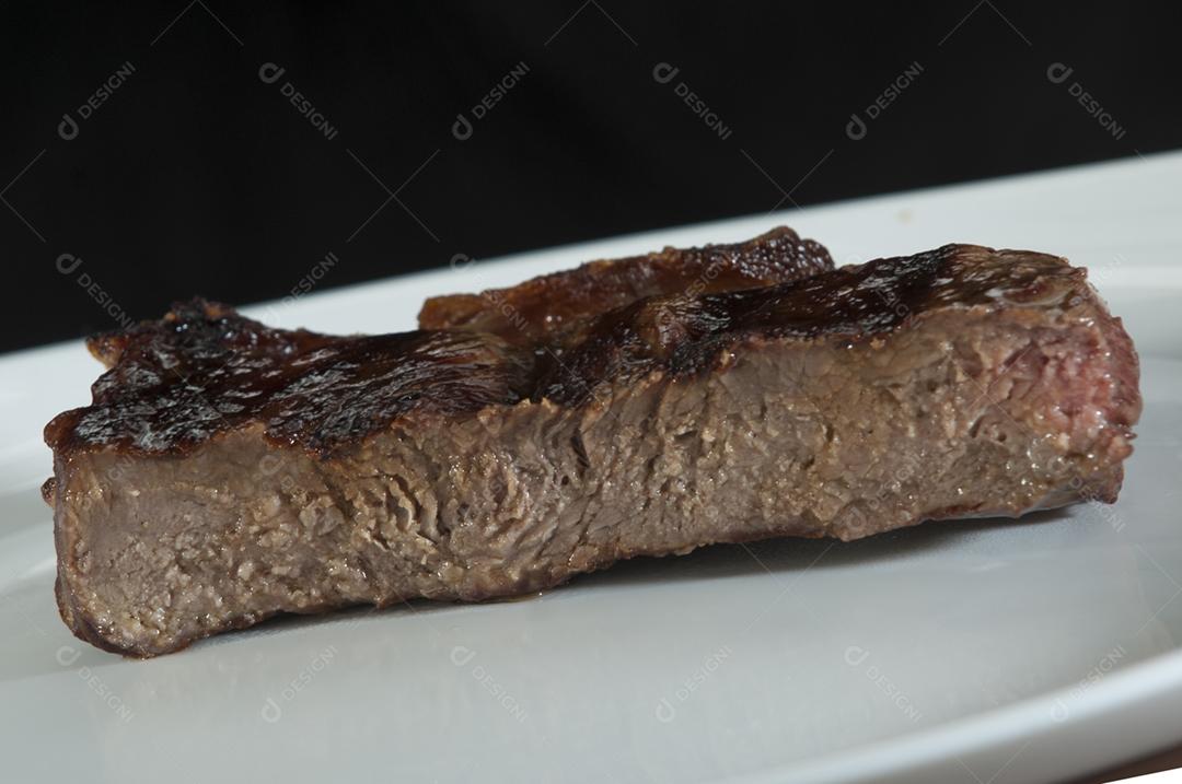 Carne churrasco comida restaurante sobre fundo preto