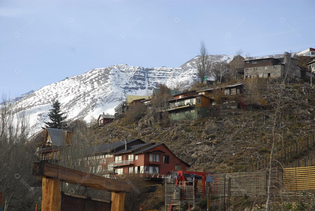 Casas sobre montanhas com neves paisagem