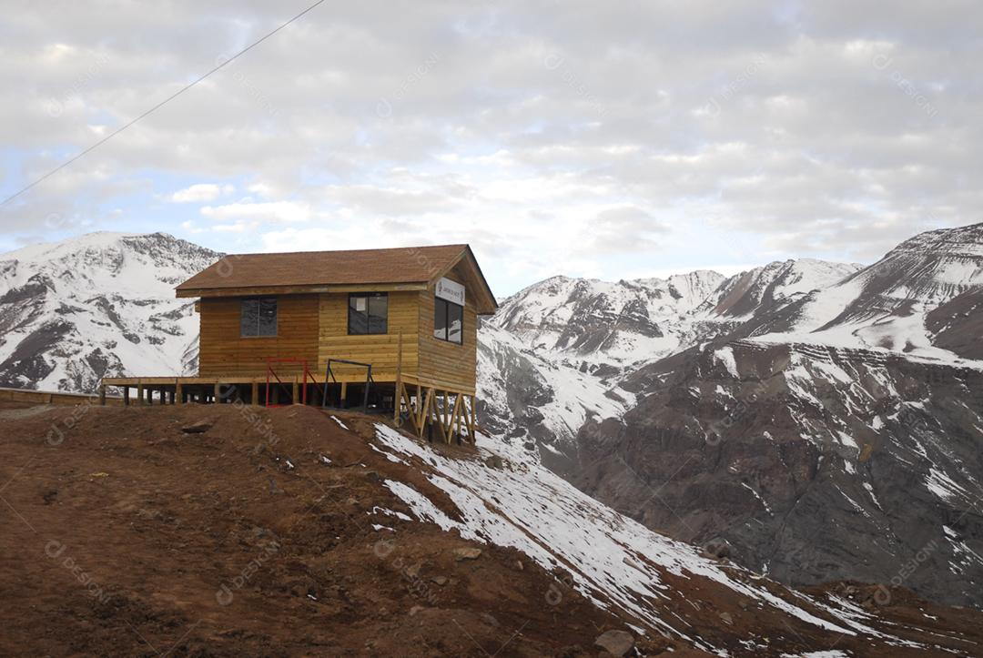 Casas sobre montanhas com neves paisagem