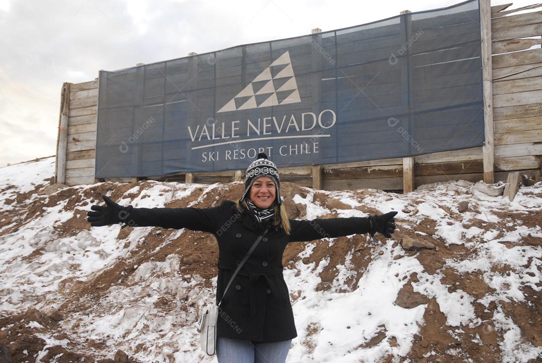 Mulher sobre montanhas neves sobre fundo placa outdoor