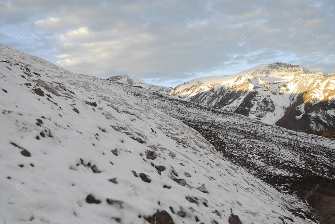 Paisagem montanhas penhasco neve